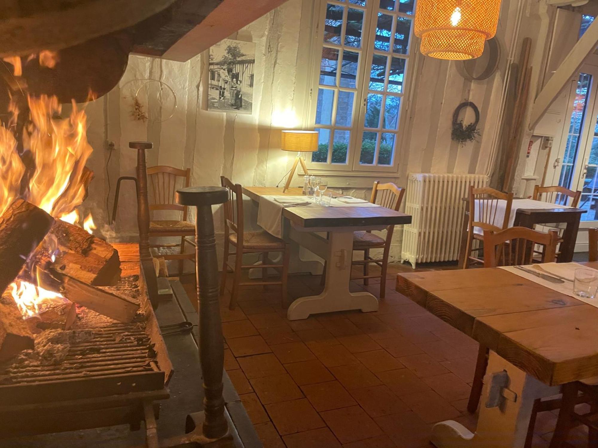 Hotel Et Restaurant Traditionnel L' Escalandes Lesperon  Exteriör bild